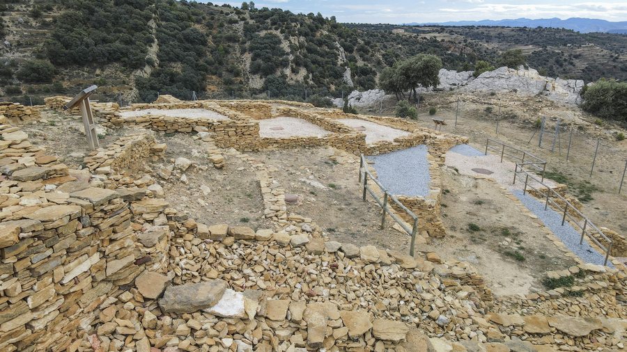File:VISTA AÉREA YACIMIENTO ARQUEOLÓGICO LOS MORRONES DE CORTES DE ARENOSO 2.jpg