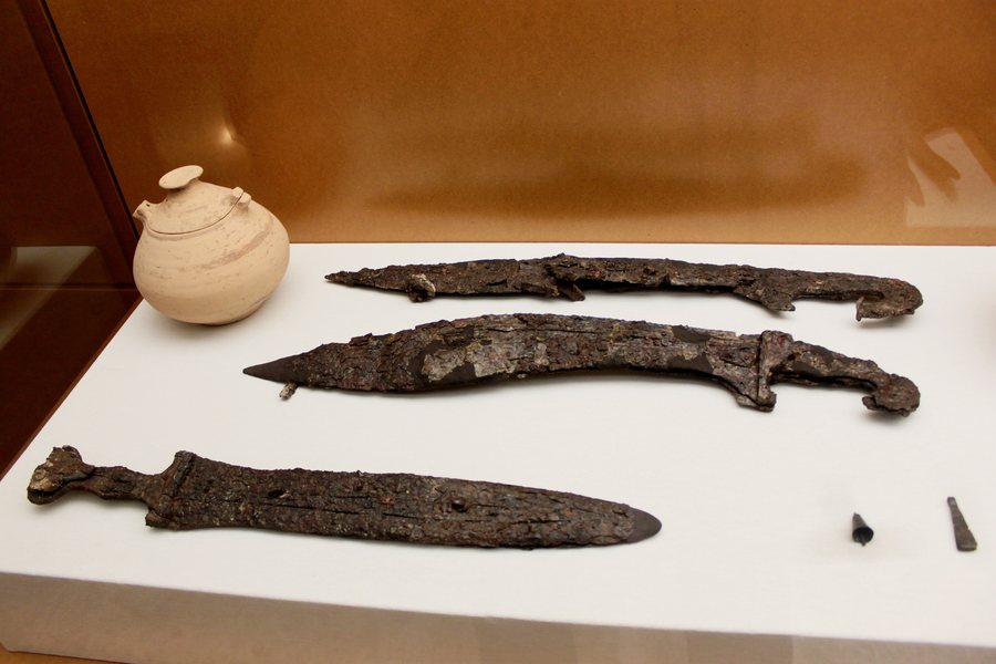 File:Las Peñas (Zarra) Urnas cineraria, Falcatas, Espada, Campanita y Pinzas.JPG