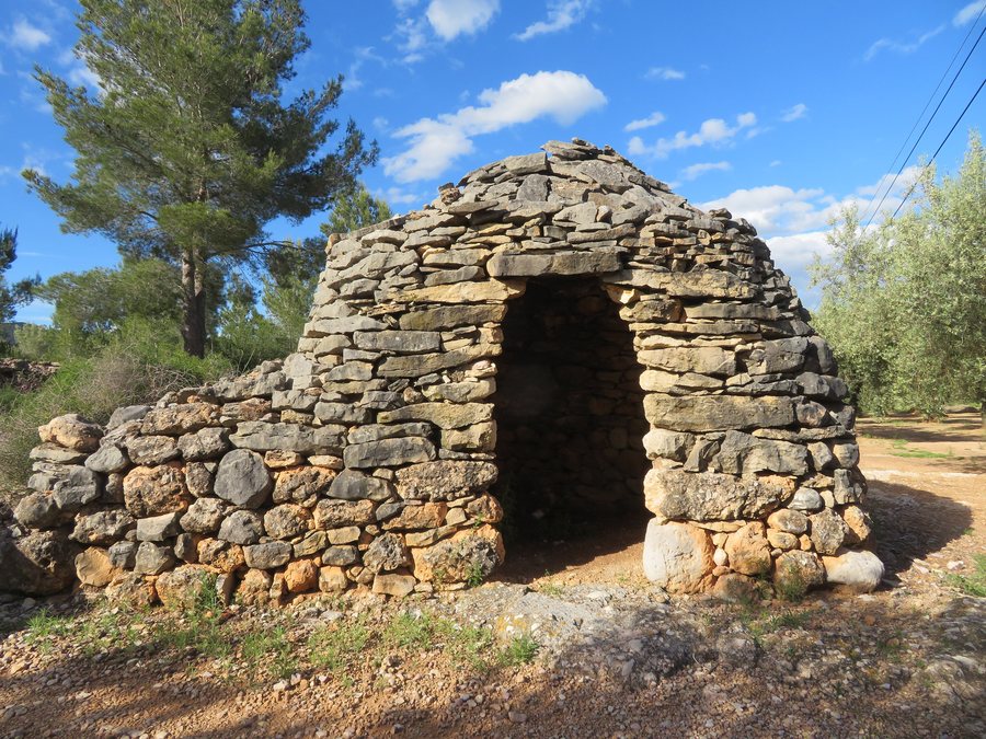 File:Barraca de piedra en seco construida en 1913, paraje de Tirig, comarca Alt Maestrat, provincia Castellón, España.jpg