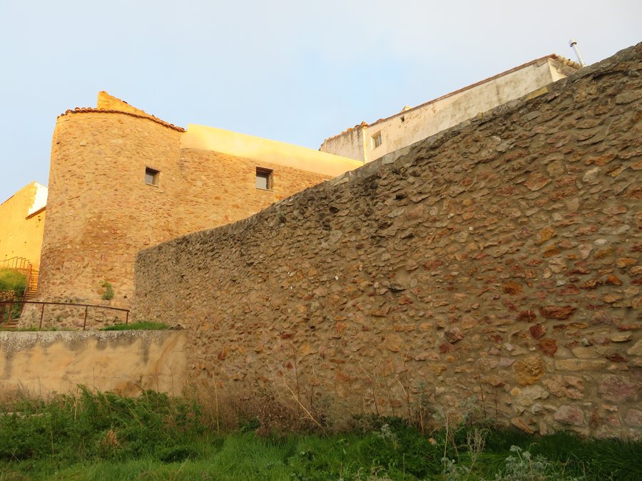 File:Tramo de muralla antigua (Vistabella del Maestrazgo).jpg