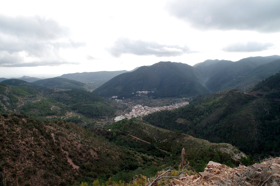 File:201702-K5 9909 - Eslida Solana de la Batalla, pista ladera Este de la Batalla, vista a Eslida y barranco de Castro.jpg