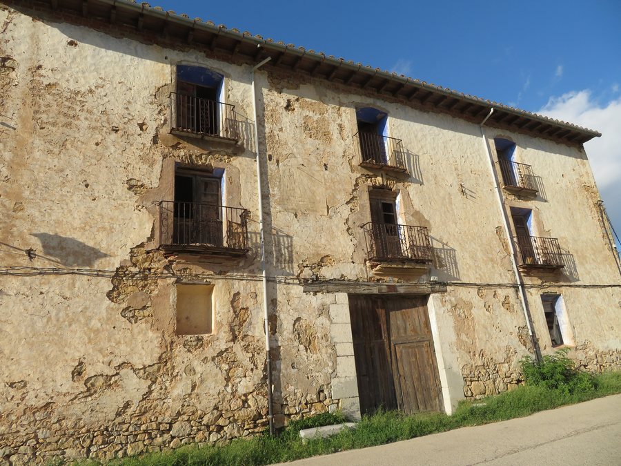 File:Antigua Venta de la Vallivana, en el camino real posterior carretera N-232 (Morella).jpg