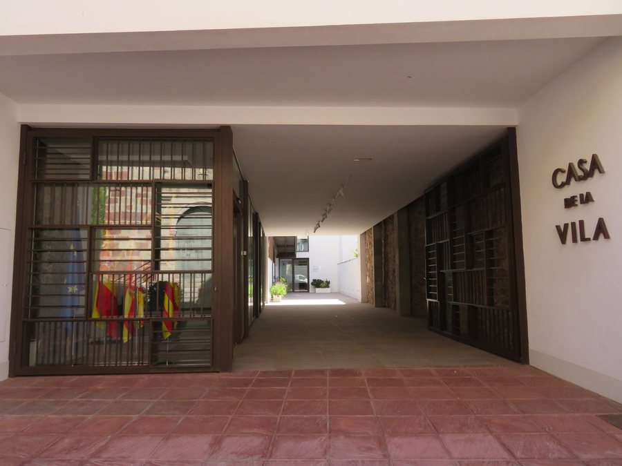 File:Ayuntamiento de La Pobla Tornesa (España).jpg