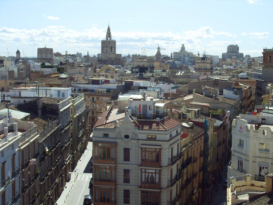Blick über die Altstadt von Valencia mit dicht stehenden Gebäuden und Kirchtürmen